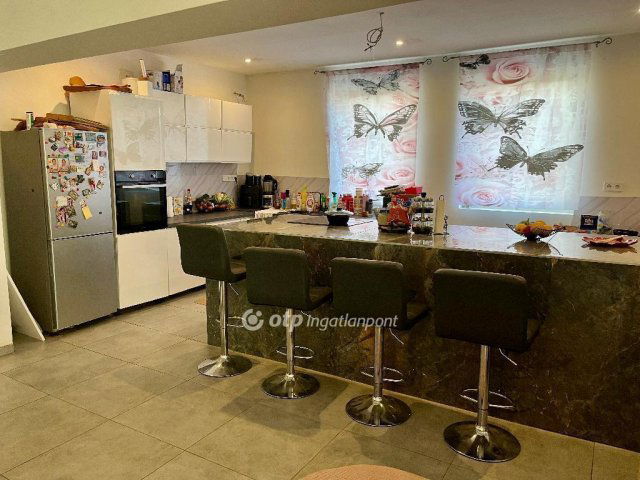 Eladó családi ház, Cegléden 99.9 M Ft, 3 szobás