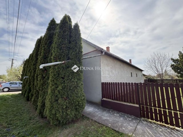 Eladó családi ház, Fegyverneken 16 M Ft, 2 szobás