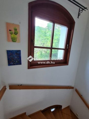 Eladó családi ház, Kesztölcön 118.9 M Ft, 6 szobás