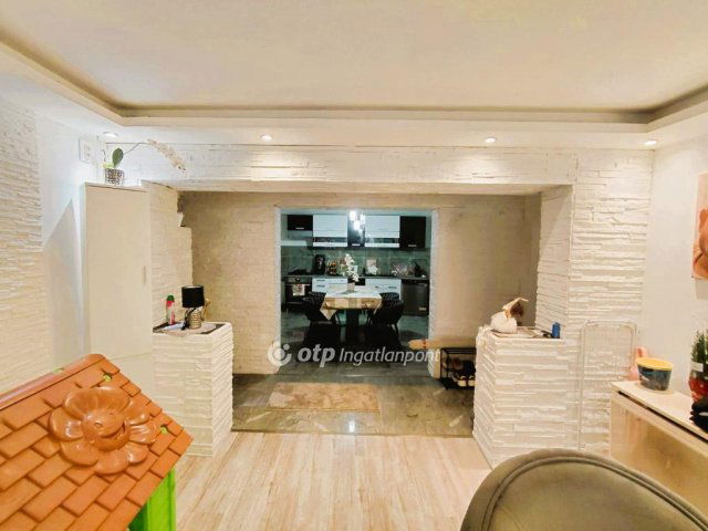 Eladó családi ház, Jászfényszarun 22 M Ft, 1 szobás