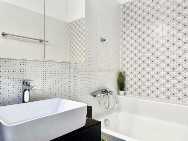 Eladó családi ház, Pécsett 78.9 M Ft, 5 szobás