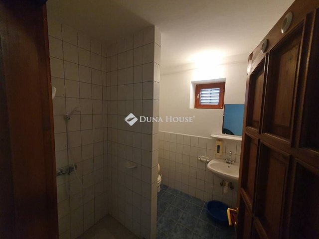 Eladó üzlethelyiség, Faddon 150 M Ft, 31 szobás