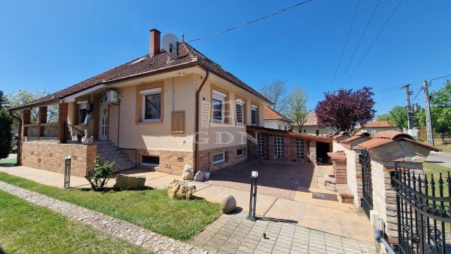 Eladó családi ház, Tiszakécskén 128 M Ft, 5+1 szobás