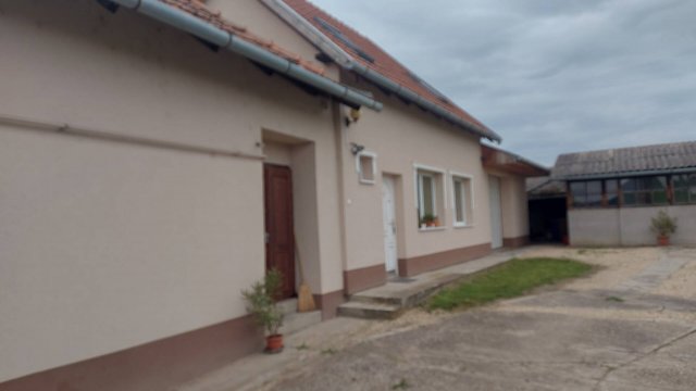 Eladó családi ház, Szarvason 64.9 M Ft, 5 szobás