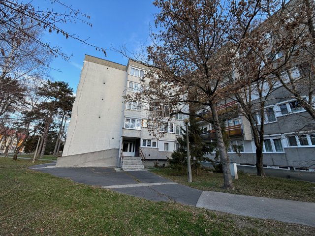 Eladó téglalakás, Komáromban 37.5 M Ft, 1+2 szobás