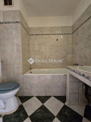 Eladó téglalakás, Pécsett 28.9 M Ft, 1 szobás