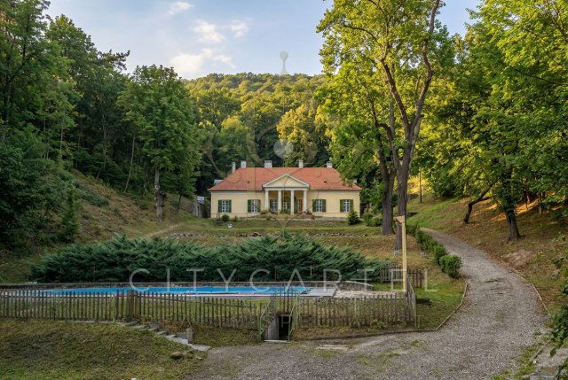 Eladó családi ház, Esztergomban 455.172 M Ft, 14 szobás