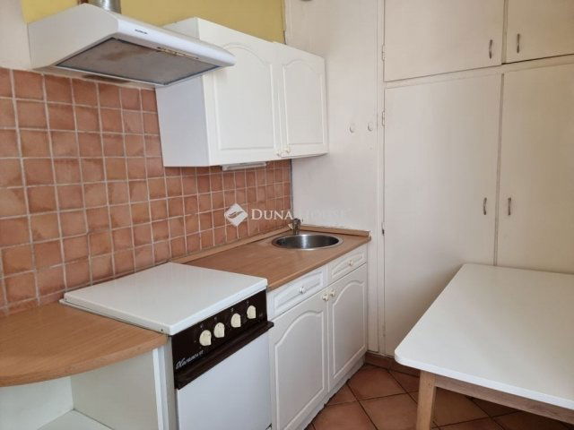 Eladó panellakás, Pécsett 38.9 M Ft, 2 szobás