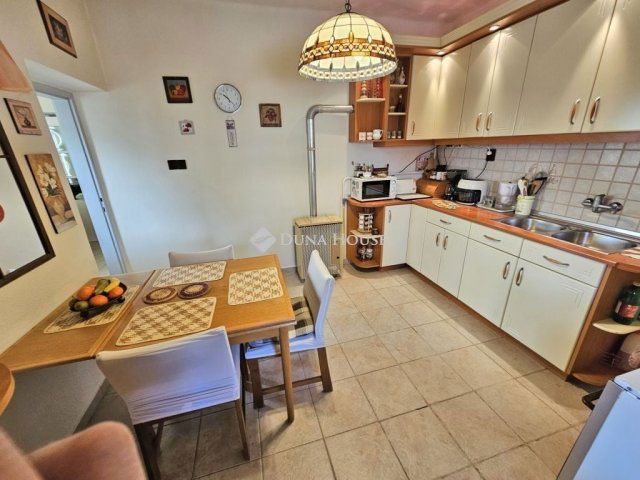 Eladó családi ház, Vecsésen 109.98 M Ft, 6 szobás