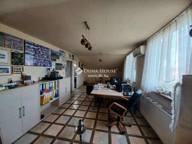 Eladó családi ház, Mendén 179.9 M Ft, 11 szobás