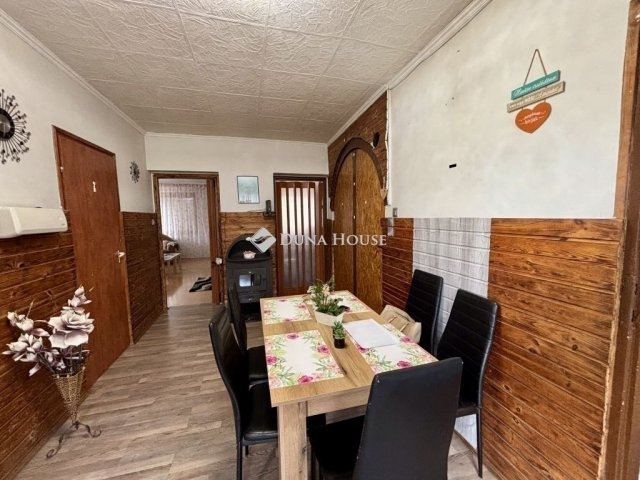 Eladó családi ház, Nyergesújfaluban 62.9 M Ft, 6 szobás
