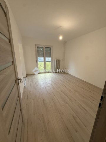 Eladó panellakás, Székesfehérvárott 69.9 M Ft, 3 szobás