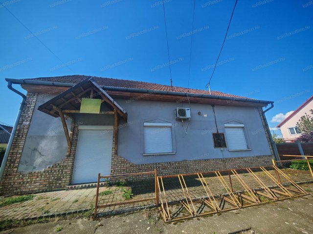 Eladó üzlethelyiség, Jászfényszarun 59.99 M Ft, 3 szobás