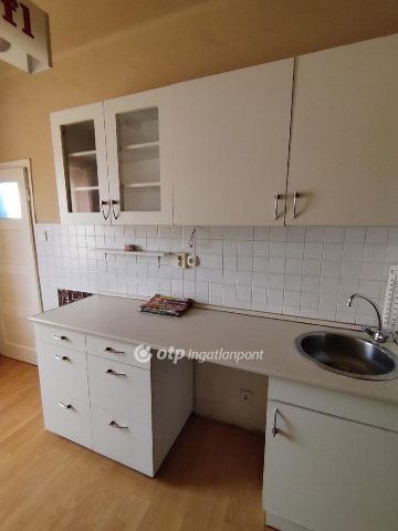 Eladó téglalakás, Ajkán 26.5 M Ft, 1 szobás