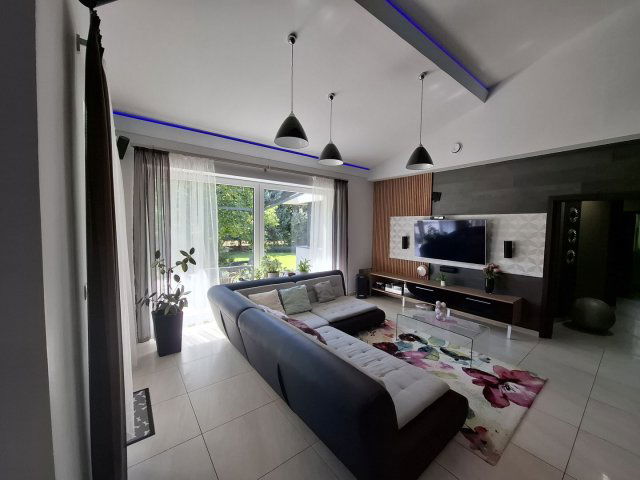 Eladó családi ház, Debrecenben 239.9 M Ft, 6 szobás