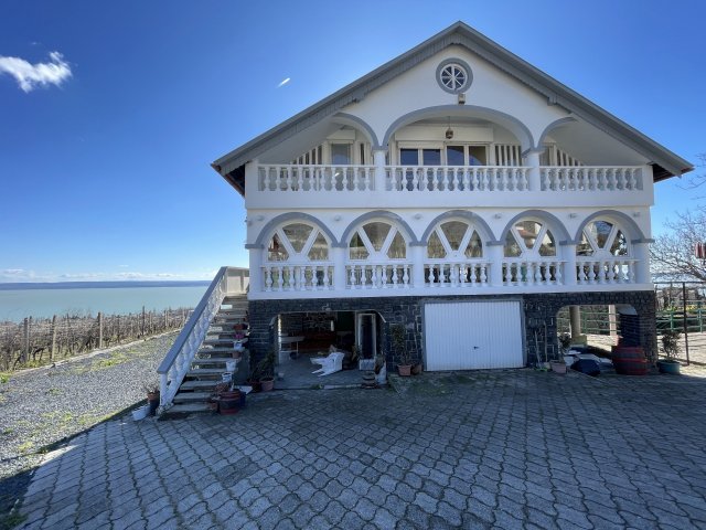 Eladó családi ház, Badacsonytomajon 390 M Ft, 10 szobás