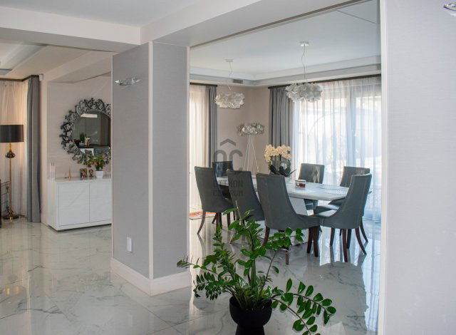 Eladó családi ház, Szegeden 350 M Ft, 7 szobás