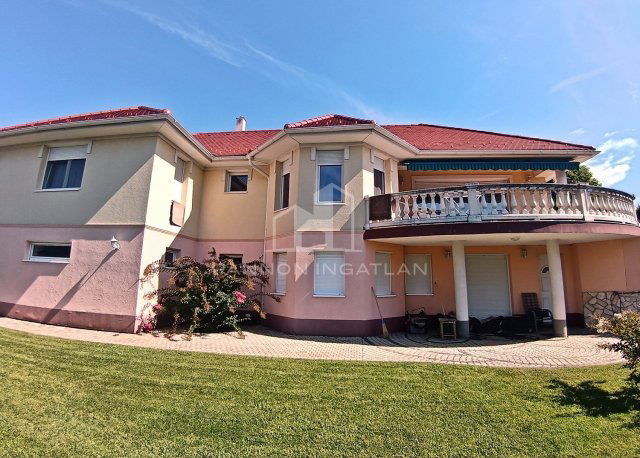 Eladó családi ház, Balatonalmádiban 195 M Ft, 6 szobás
