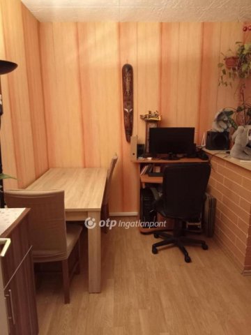 Eladó panellakás, Dunaújvárosban 28 M Ft, 2 szobás