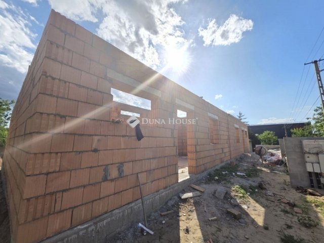 Eladó ikerház, Mogyoródon 110 M Ft, 6 szobás
