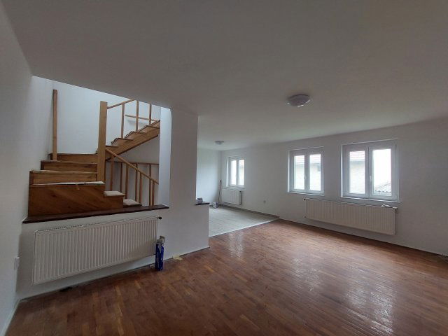 Eladó családi ház, Bajnán 60.9 M Ft, 7 szobás