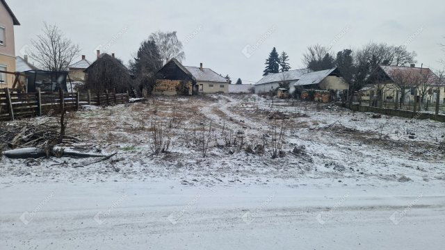 Eladó családi ház, Ácson 26.5 M Ft, 3 szobás