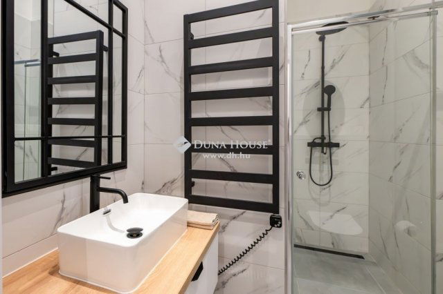 Eladó téglalakás, Budapesten, VII. kerületben 134.9 M Ft