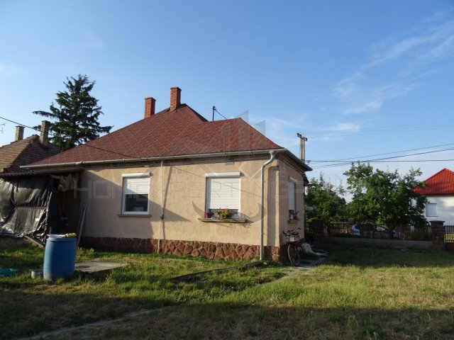 Eladó családi ház, Péren 50 M Ft, 2 szobás