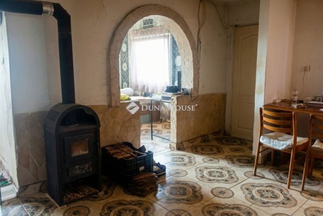 Eladó családi ház, Ercsiben 22.5 M Ft, 4 szobás