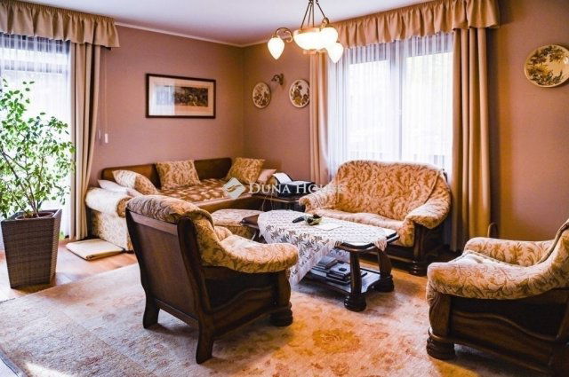 Eladó családi ház, Pécsett 170 M Ft, 1 szobás