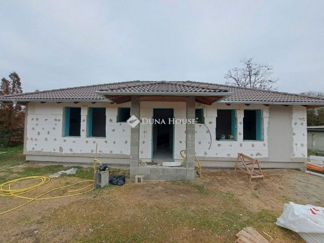 Eladó családi ház, Csévharaszton 85 M Ft, 4 szobás