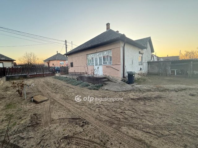 Eladó családi ház, Újfehértón 37 M Ft, 2 szobás