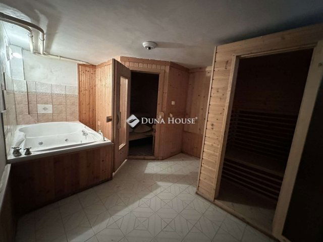 Eladó családi ház, Budapesten, III. kerületben 299.9 M Ft