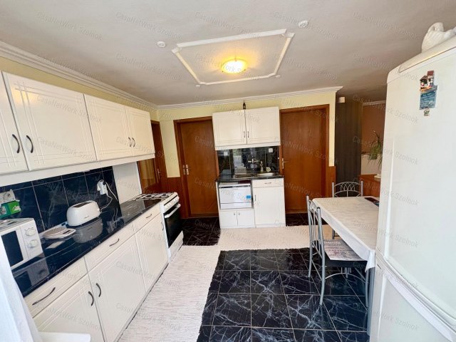 Eladó családi ház, Újszászon 20.9 M Ft, 1 szobás