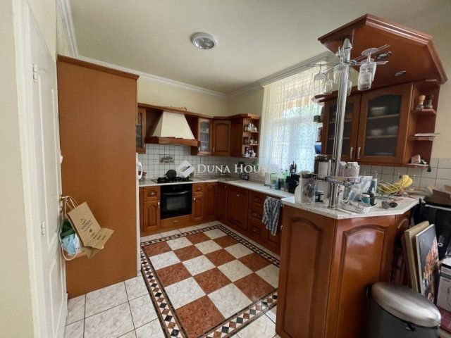 Eladó családi ház, Budapesten, XV. kerületben 250 M Ft, 7 szobás