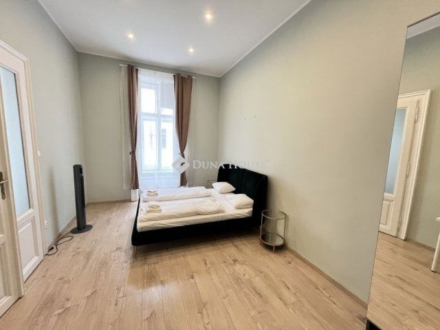 Eladó téglalakás, Budapesten, VI. kerületben 120 M Ft, 3 szobás