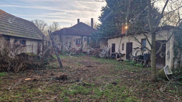 Eladó családi ház, Komáromban 55 M Ft, 3 szobás