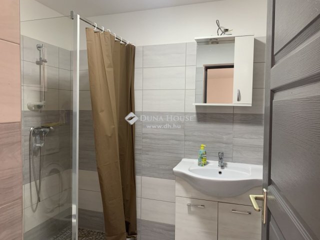 Eladó családi ház, Vecsésen 299.9 M Ft, 13 szobás