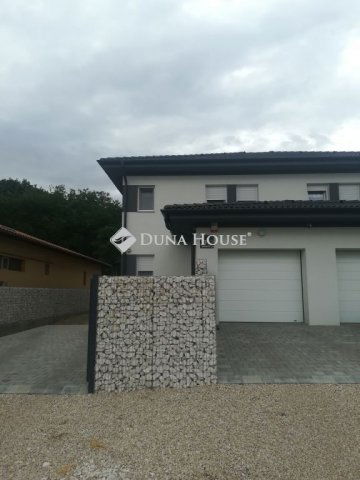 Eladó ikerház, Dunaújvárosban 89.9 M Ft, 5 szobás