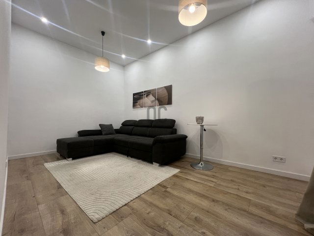 Eladó téglalakás, Budapesten, VI. kerületben, Hunyadi téren