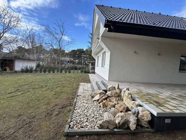 Eladó családi ház, Siófokon 259.9 M Ft, 11 szobás