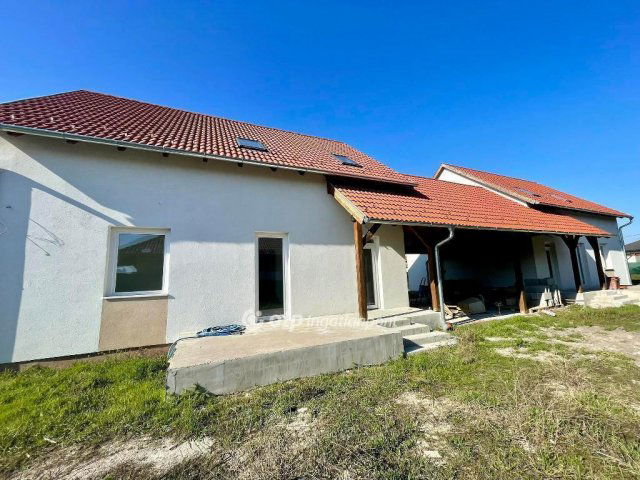 Eladó ikerház, Délegyházán 86 M Ft, 5 szobás