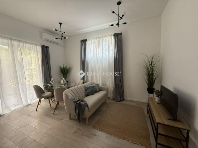 Eladó téglalakás, Pécsett 82.9 M Ft, 3 szobás