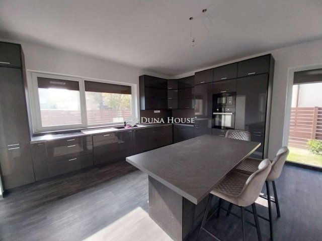 Eladó családi ház, Szegeden 180 M Ft, 1+5 szobás