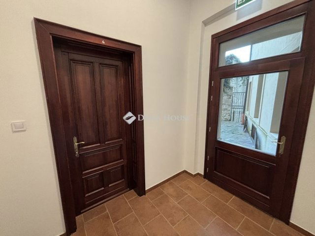 Eladó téglalakás, Sopronban 60.5 M Ft, 1 szobás