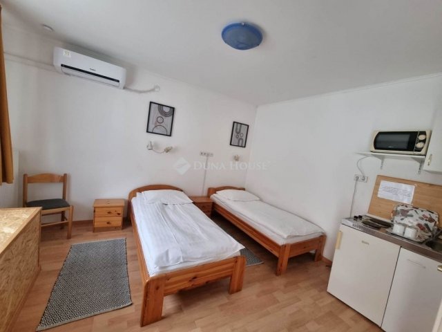 Eladó családi ház, Pécsett 269 M Ft, 12 szobás