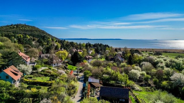 Eladó családi ház, Tihanyban 139 M Ft, 6 szobás