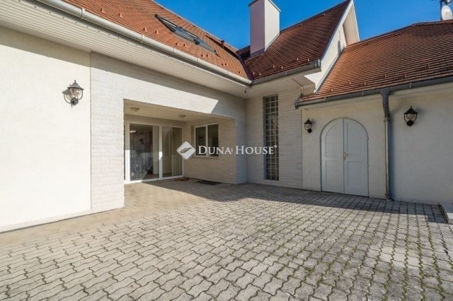 Eladó családi ház, Budaörsön 420 M Ft, 10 szobás