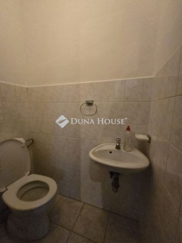 Eladó családi ház, Pécsett 76.9 M Ft, 4 szobás