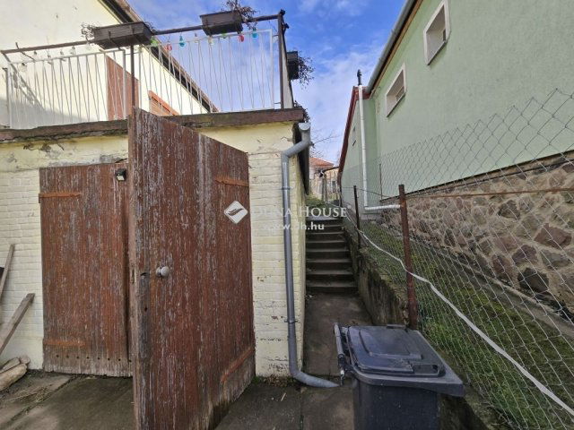 Eladó családi ház, Komlón 29.9 M Ft, 3 szobás